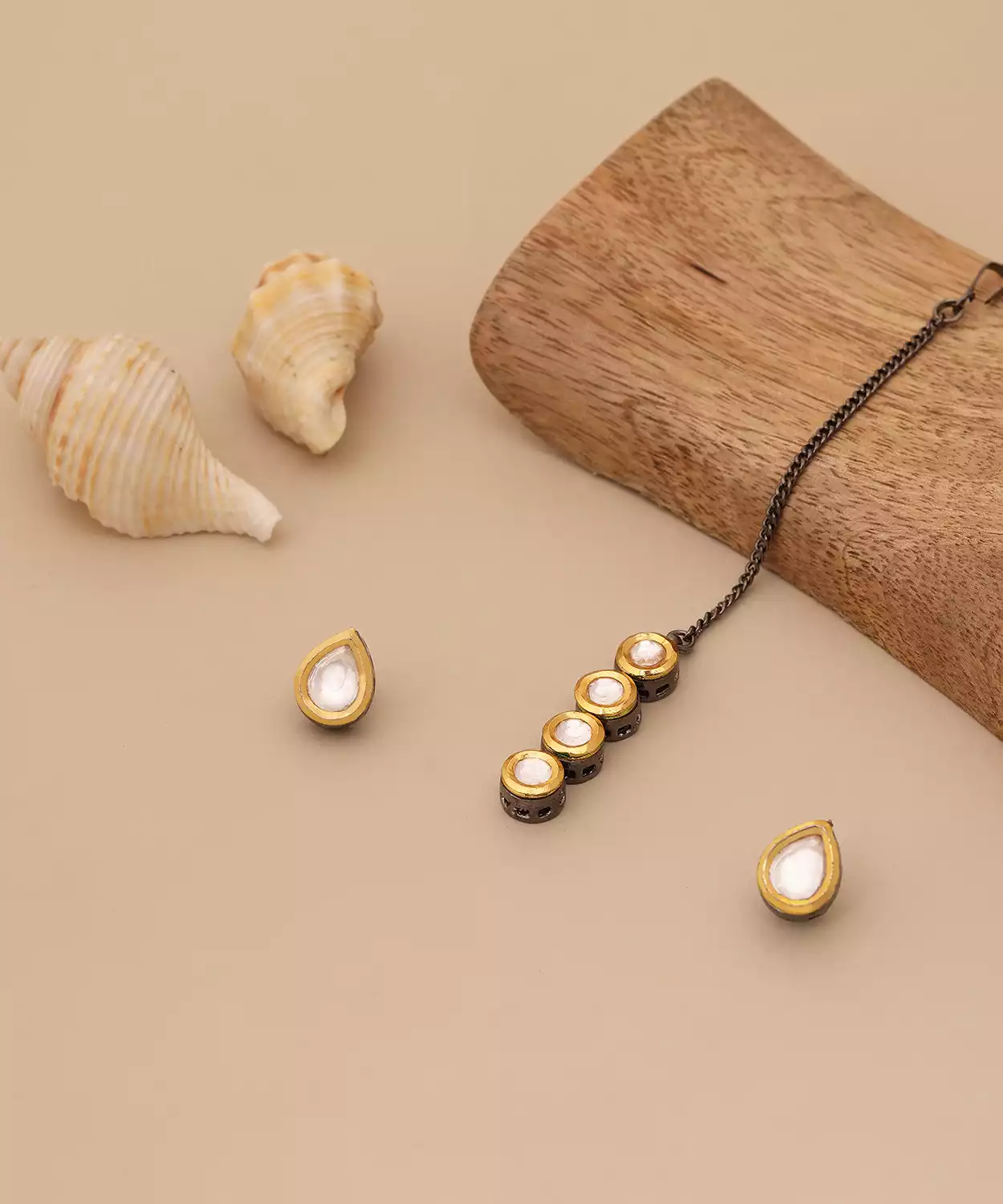 Round Kundan Stud Earrings & Maang Tikka Jewelry Set