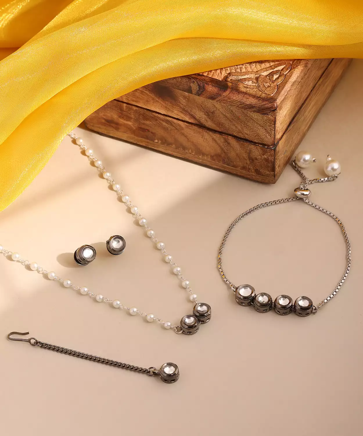 Round Kundan Necklace, Stud Earrings, Bracelet & Maang Tikka Jewelry Set